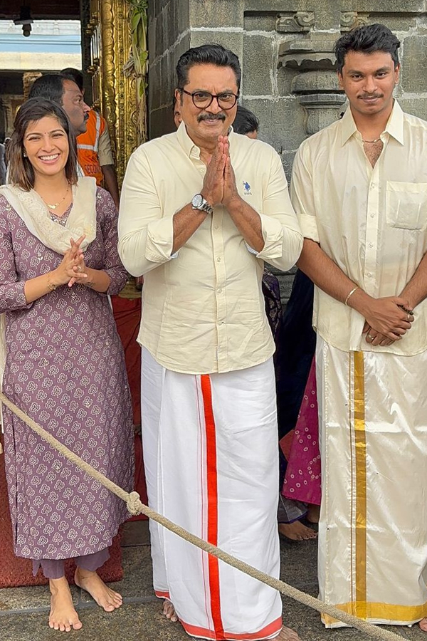 Sarathkumar And Actress Varalaxmi Visited Tirumala Photos8
