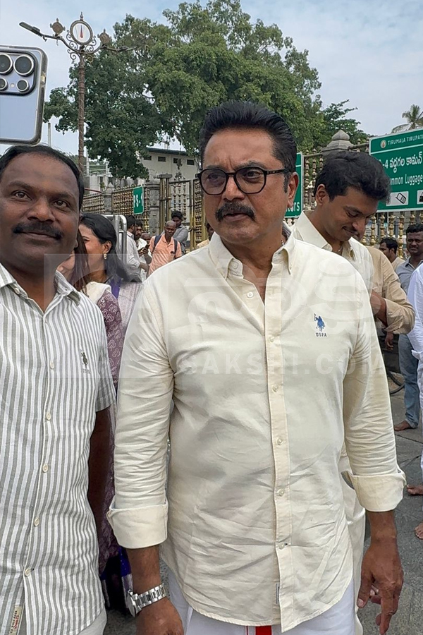Sarathkumar And Actress Varalaxmi Visited Tirumala Photos9