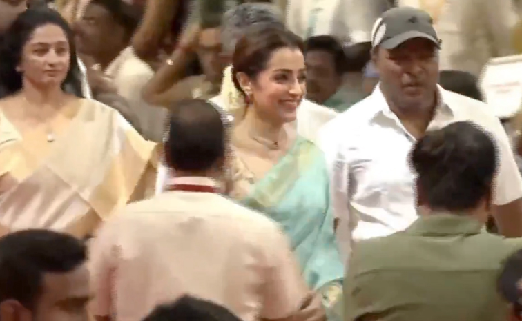 Trisha Attends TVK Vijay swearing In ceremony Photos6
