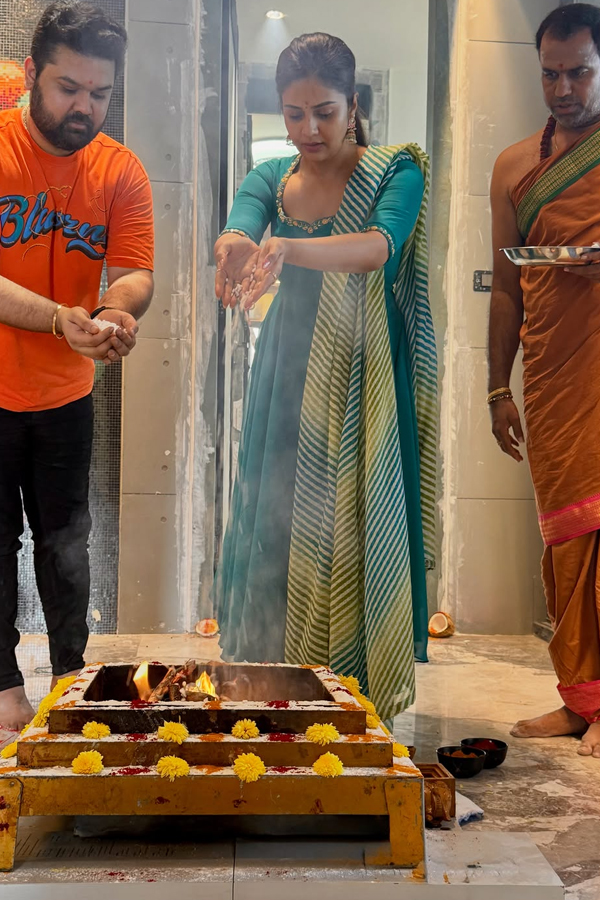 Anchor Sreemukhi New House Warming ceremony Photos15