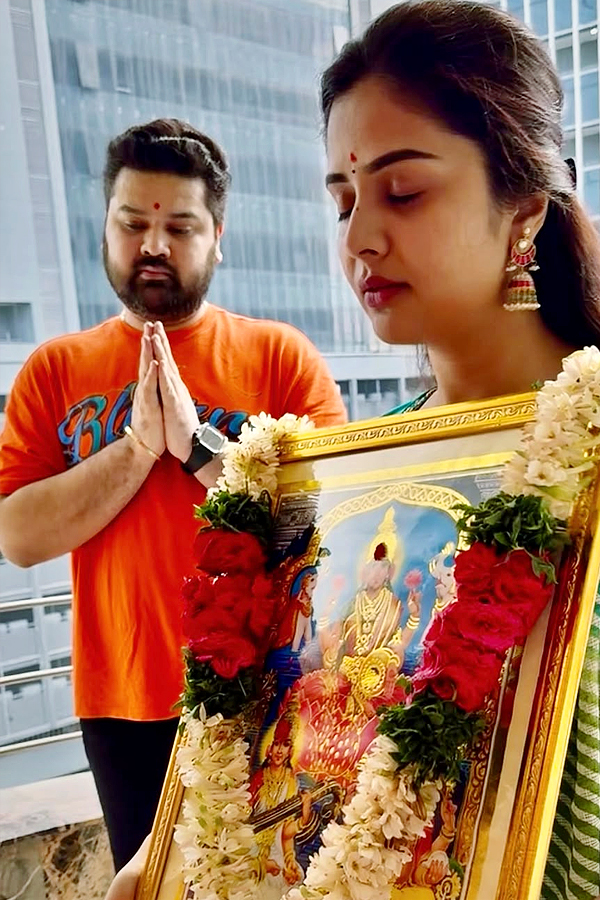Anchor Sreemukhi New House Warming ceremony Photos3
