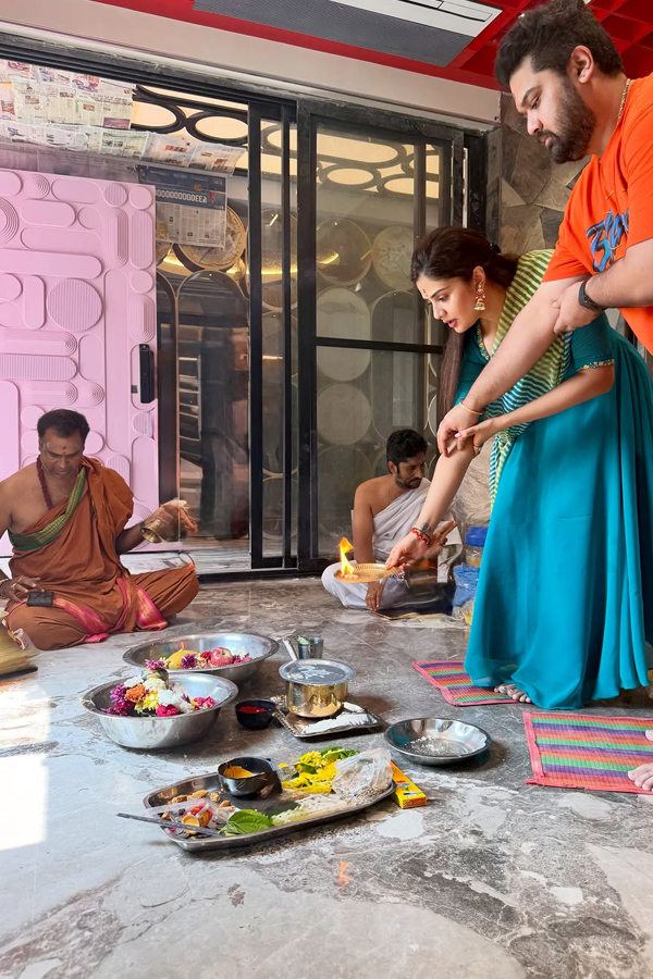 Anchor Sreemukhi New House Warming ceremony Photos7