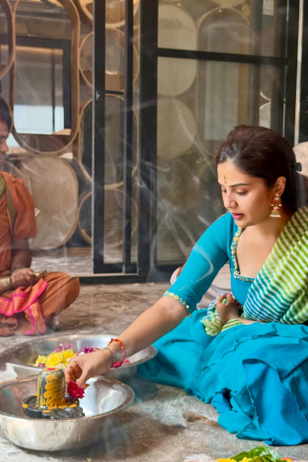 Anchor Sreemukhi New House Warming ceremony Photos9