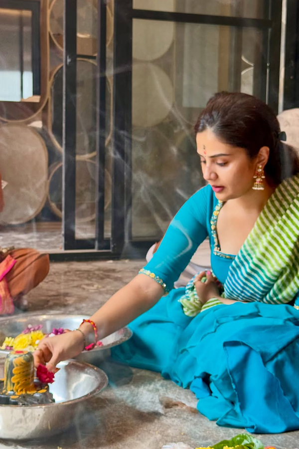 Anchor Sreemukhi New House Warming ceremony Photos10