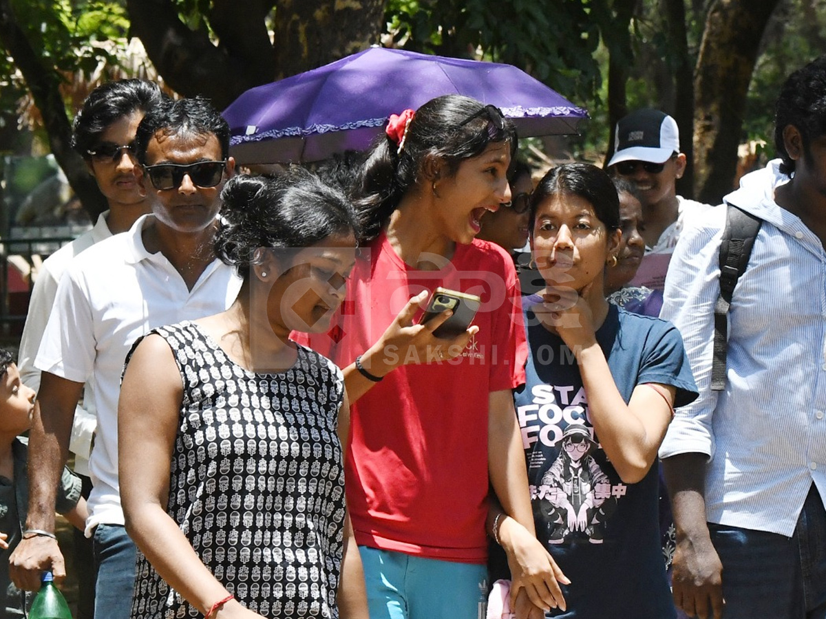 Touritsts Enjoying Summer Vacations At Zoo Photos9