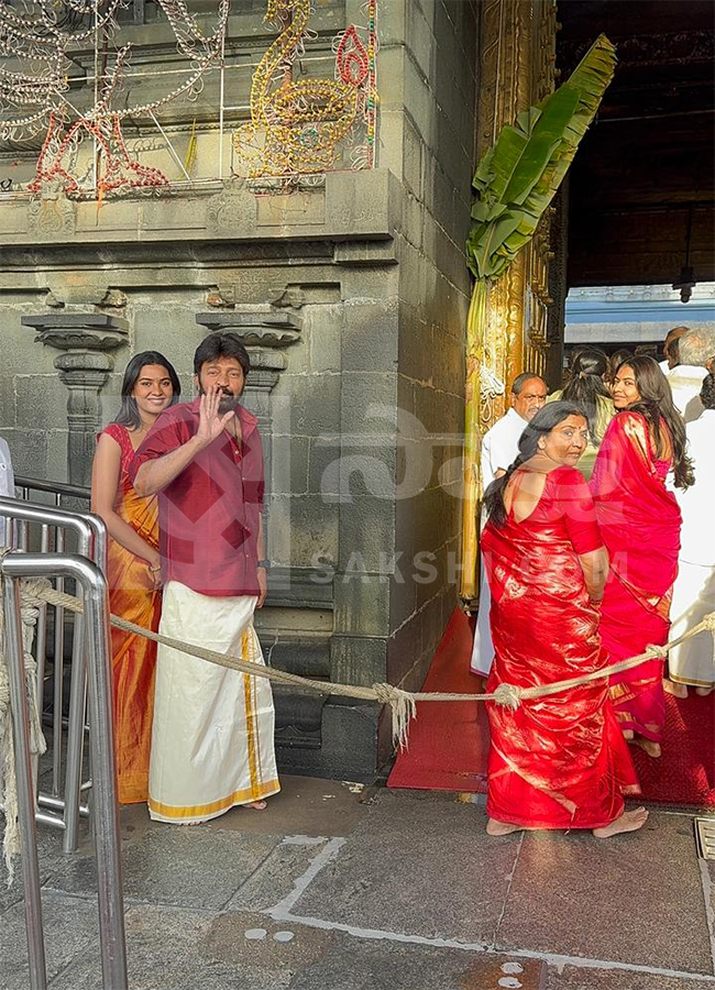 Actor Rajashekhar Family Visit in Tirumala HD Photos10