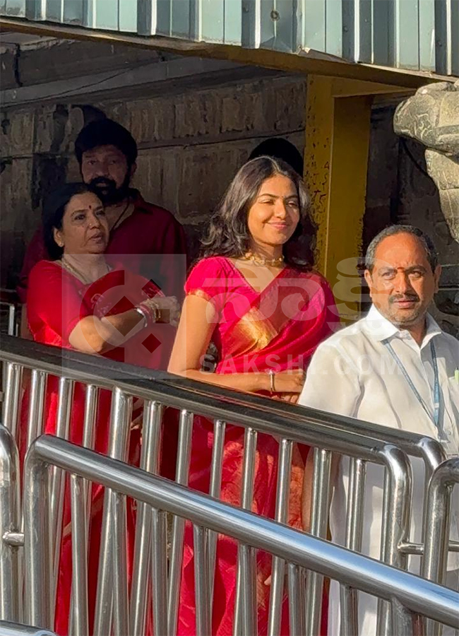 Actor Rajashekhar Family Visit in Tirumala HD Photos12