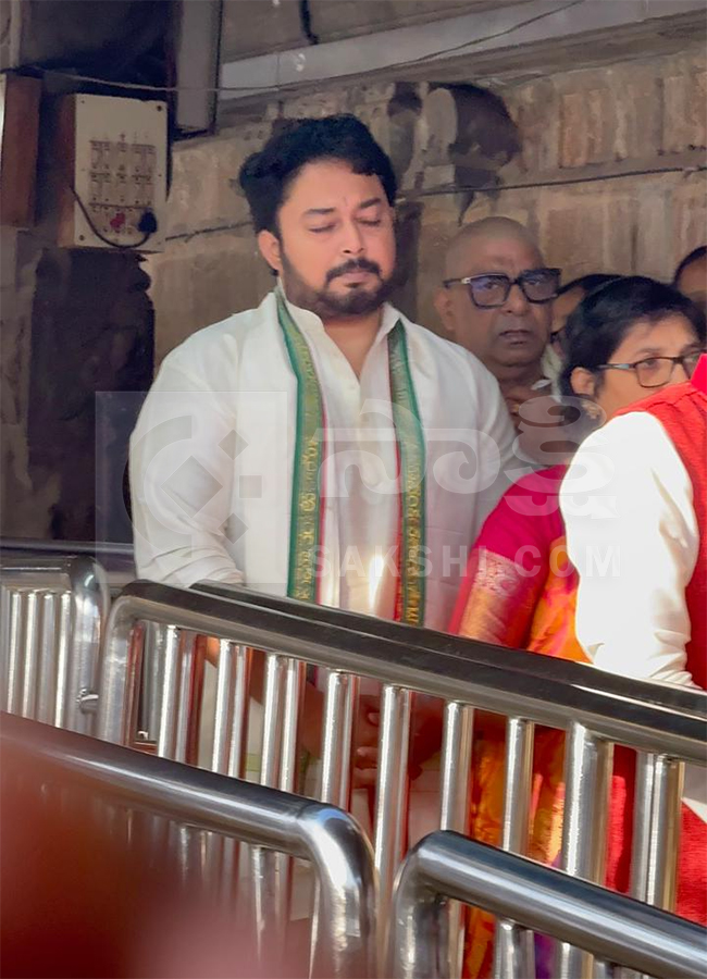 Actor Rajashekhar Family Visit in Tirumala HD Photos13