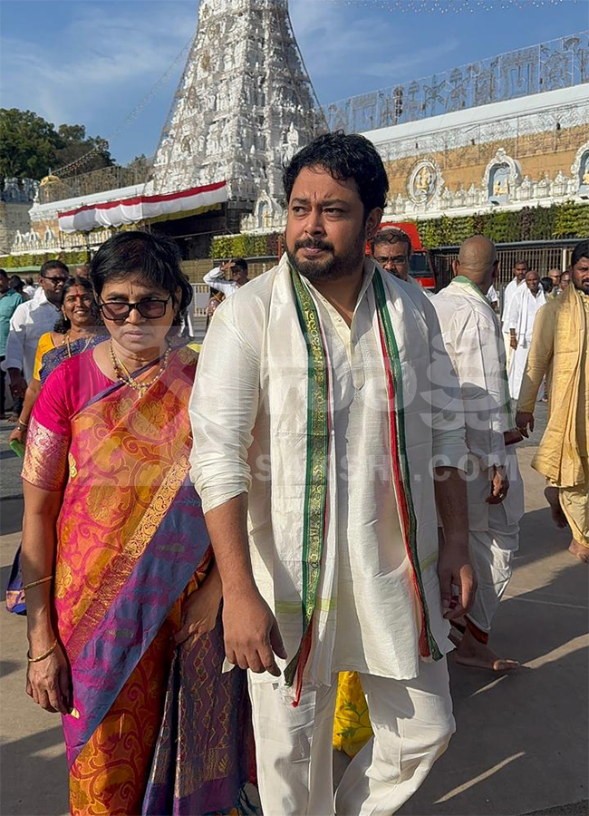 Actor Rajashekhar Family Visit in Tirumala HD Photos6