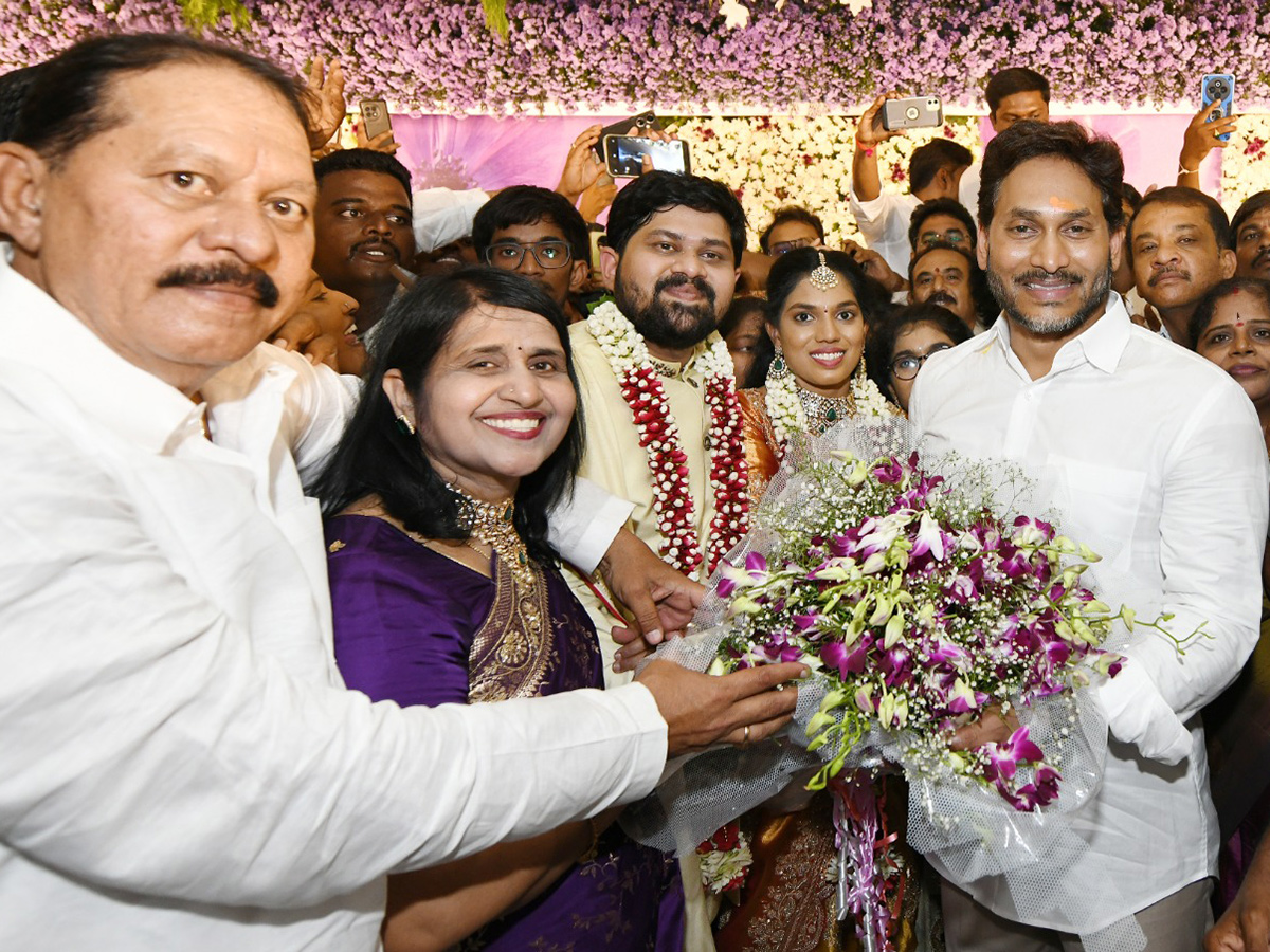 YS Jagan Attends MLC Madhusudan Son Marriage At Anantapur1
