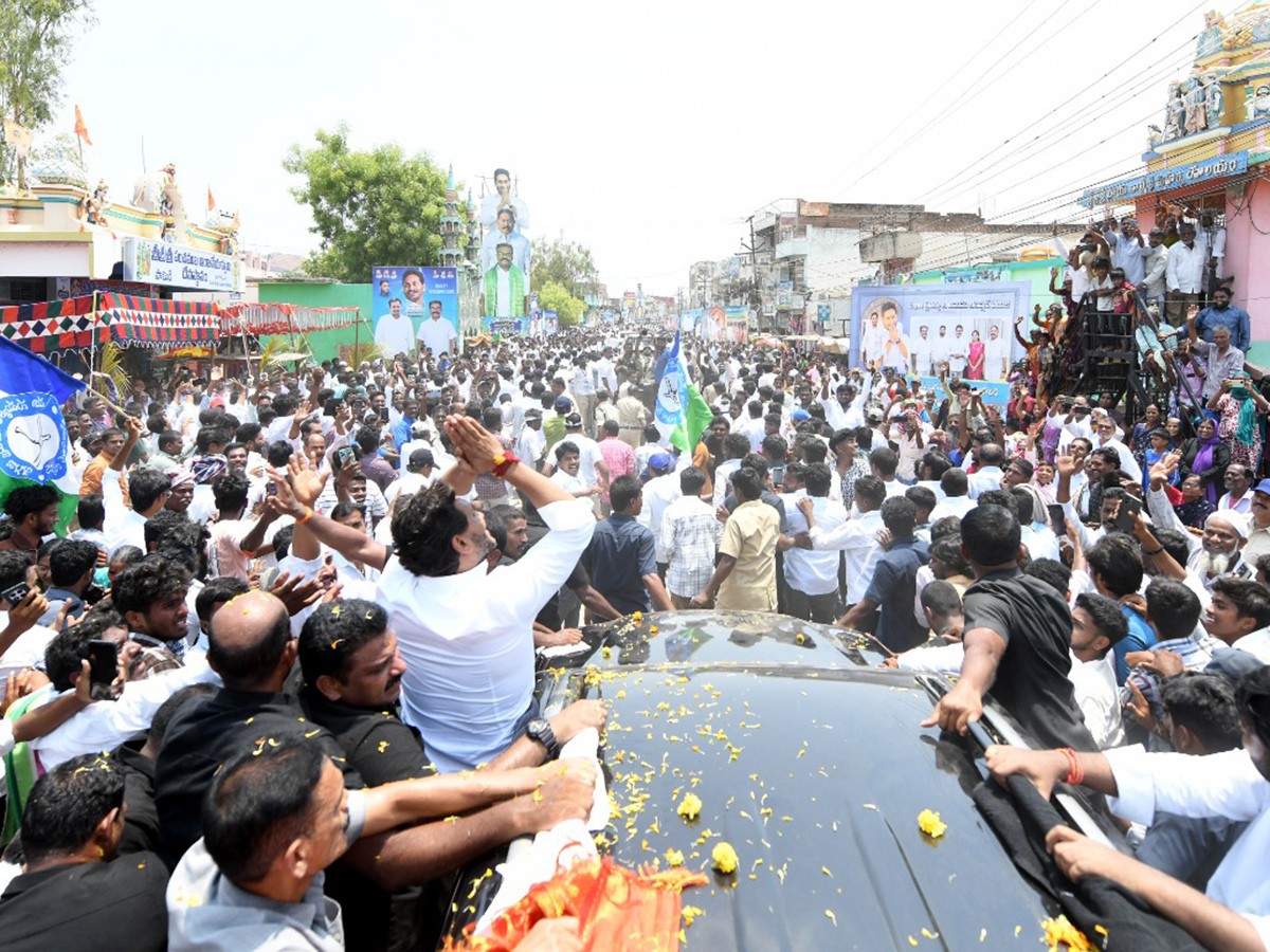YS Jagan Attends MLC Madhusudan Son Marriage At Anantapur10