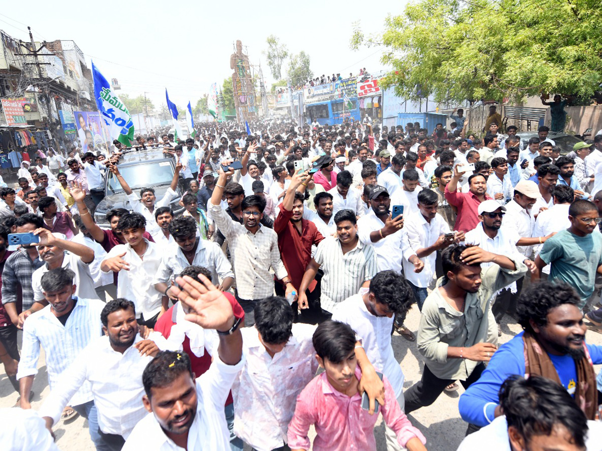 YS Jagan Attends MLC Madhusudan Son Marriage At Anantapur11