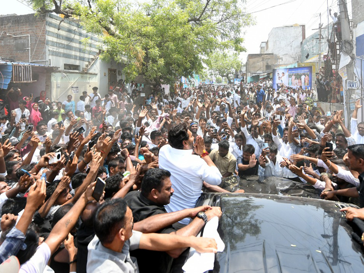 YS Jagan Attends MLC Madhusudan Son Marriage At Anantapur12