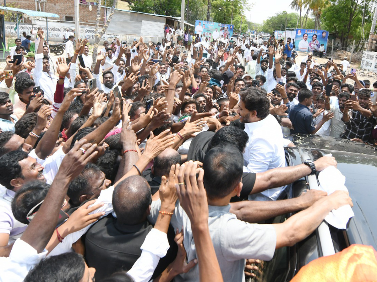 YS Jagan Attends MLC Madhusudan Son Marriage At Anantapur13