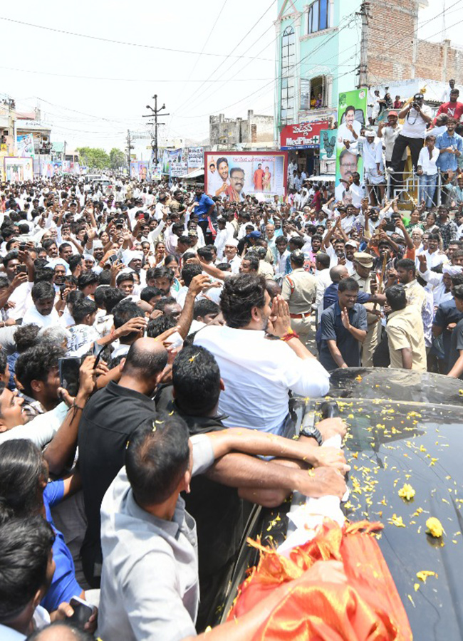YS Jagan Attends MLC Madhusudan Son Marriage At Anantapur15