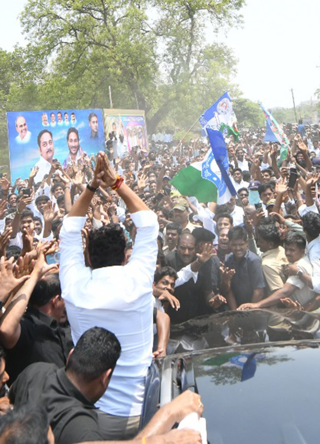 YS Jagan Attends MLC Madhusudan Son Marriage At Anantapur18