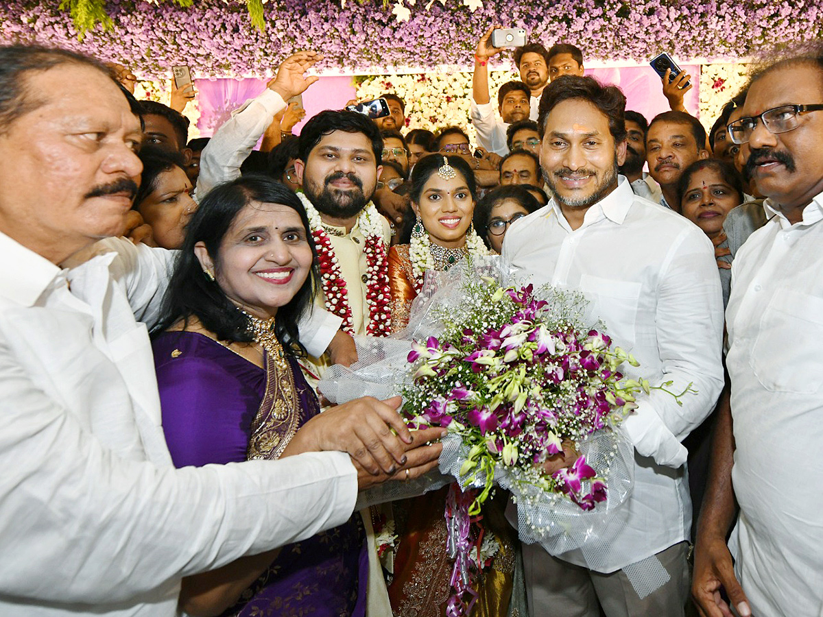 YS Jagan Attends MLC Madhusudan Son Marriage At Anantapur2