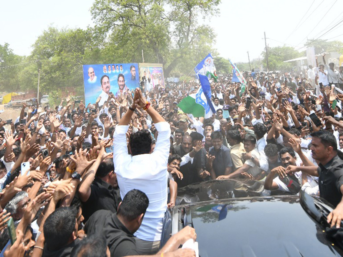 YS Jagan Attends MLC Madhusudan Son Marriage At Anantapur20