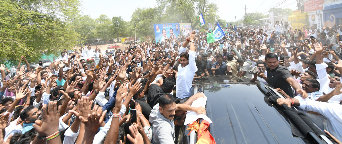 YS Jagan Attends MLC Madhusudan Son Marriage At Anantapur3