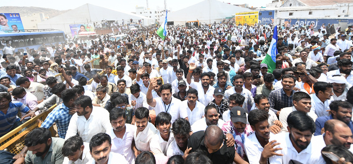 YS Jagan Attends MLC Madhusudan Son Marriage At Anantapur4