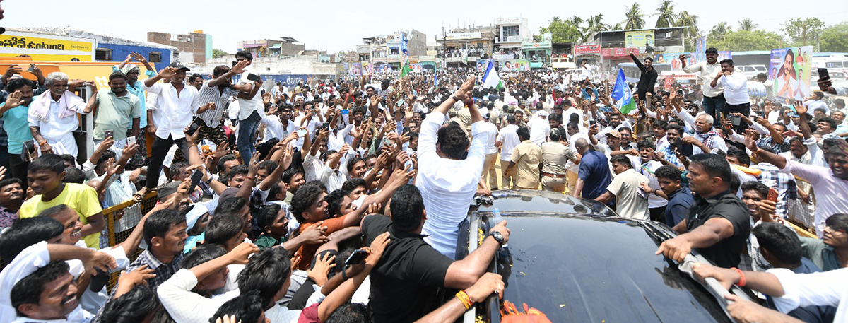 YS Jagan Attends MLC Madhusudan Son Marriage At Anantapur5