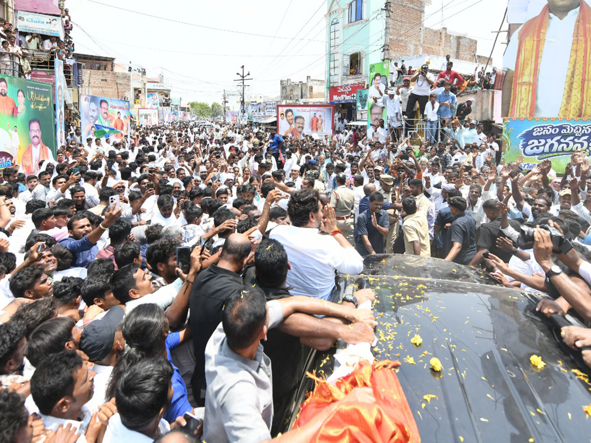YS Jagan Attends MLC Madhusudan Son Marriage At Anantapur7