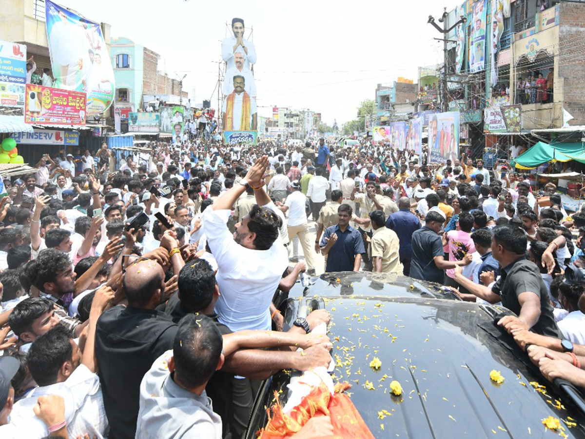 YS Jagan Attends MLC Madhusudan Son Marriage At Anantapur8