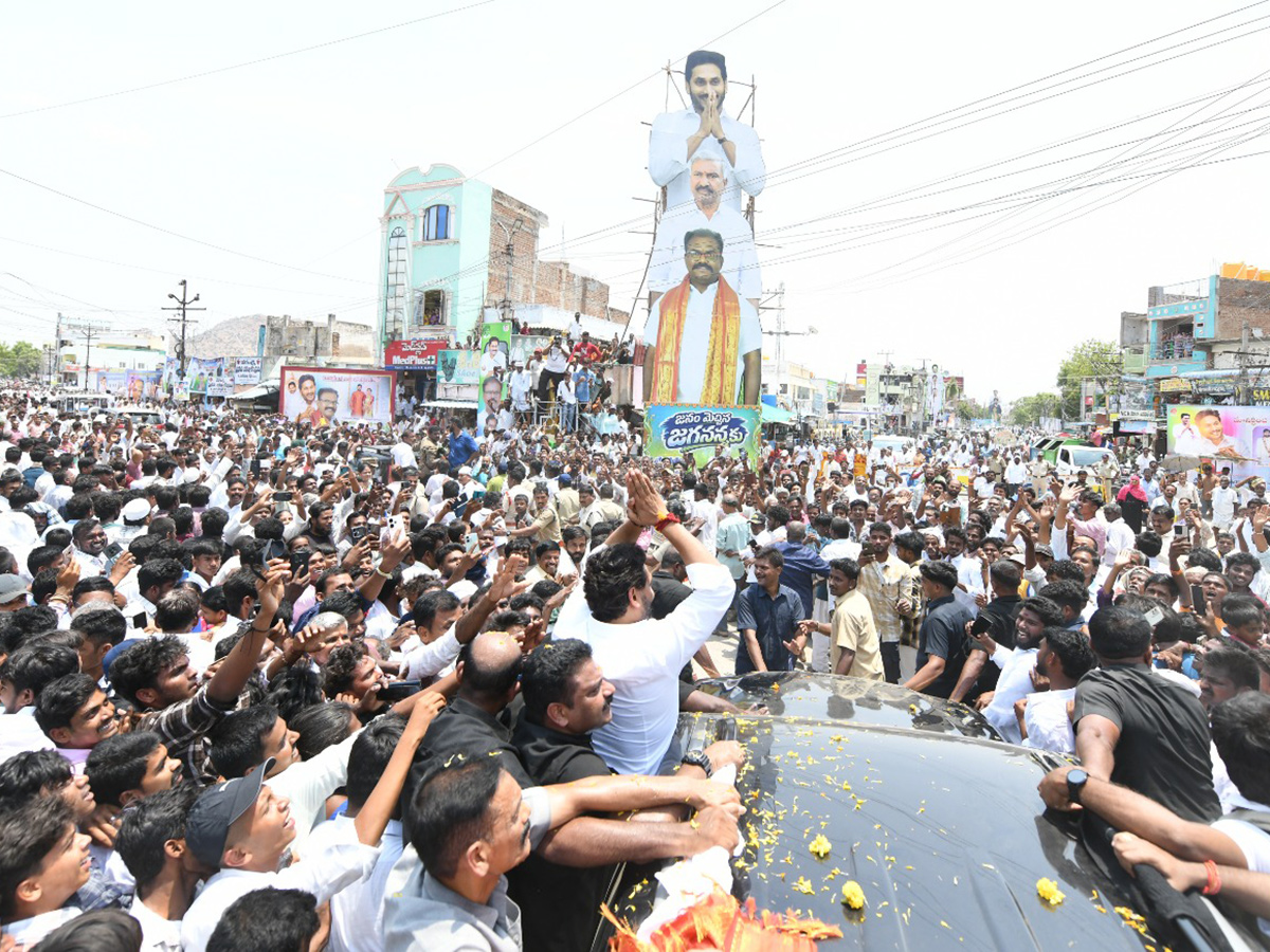 YS Jagan Attends MLC Madhusudan Son Marriage At Anantapur9