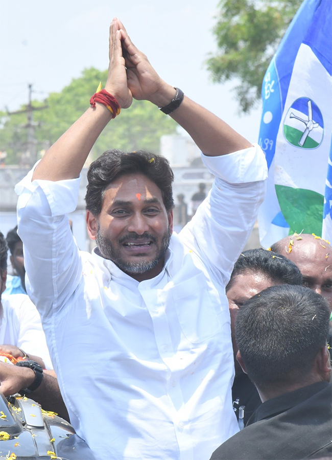 YS Jagan Attends MLC Madhusudan Son Marriage At Anantapur21
