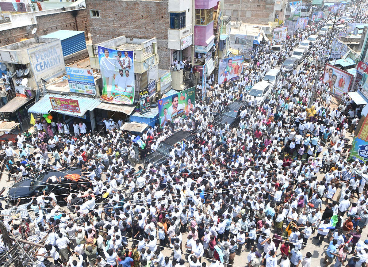 YS Jagan Attends MLC Madhusudan Son Marriage At Anantapur22