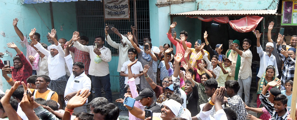 YS Jagan Attends MLC Madhusudan Son Marriage At Anantapur23