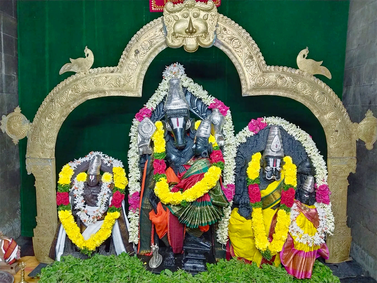Sri Adivaraha Lakshmi Narasimha VenuGopala Swamy Temple HD Photos5