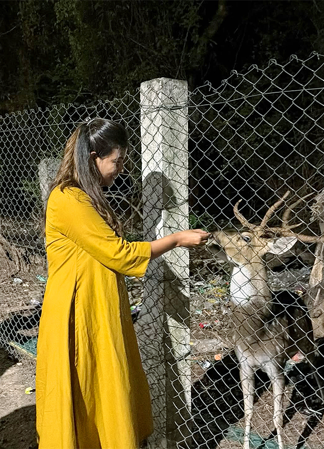 Tollywood Actress Anjali Arunachalam Tour Viral Photos11