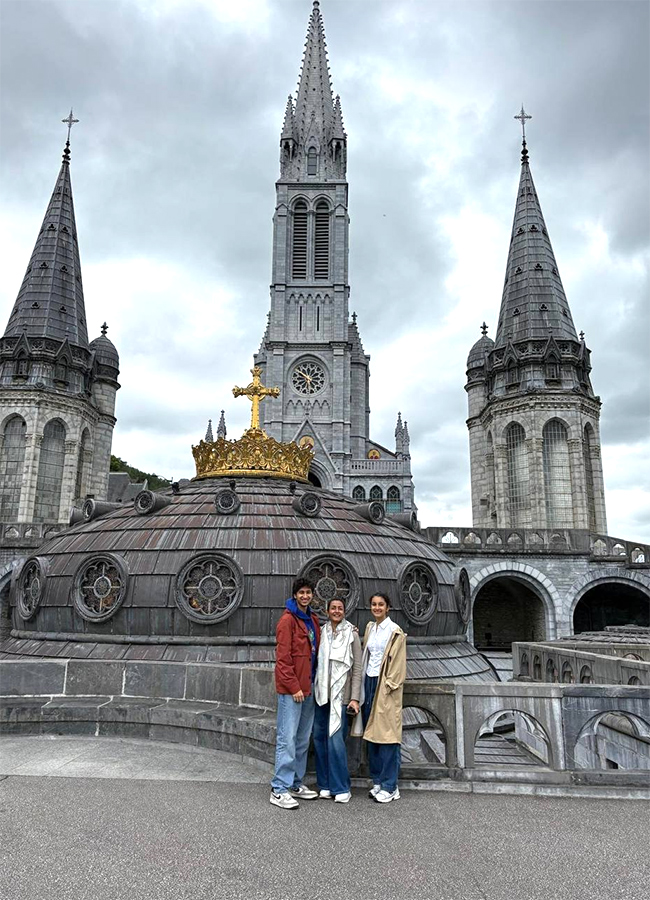 Mahesh Babu Family Vacation Viral Photos2