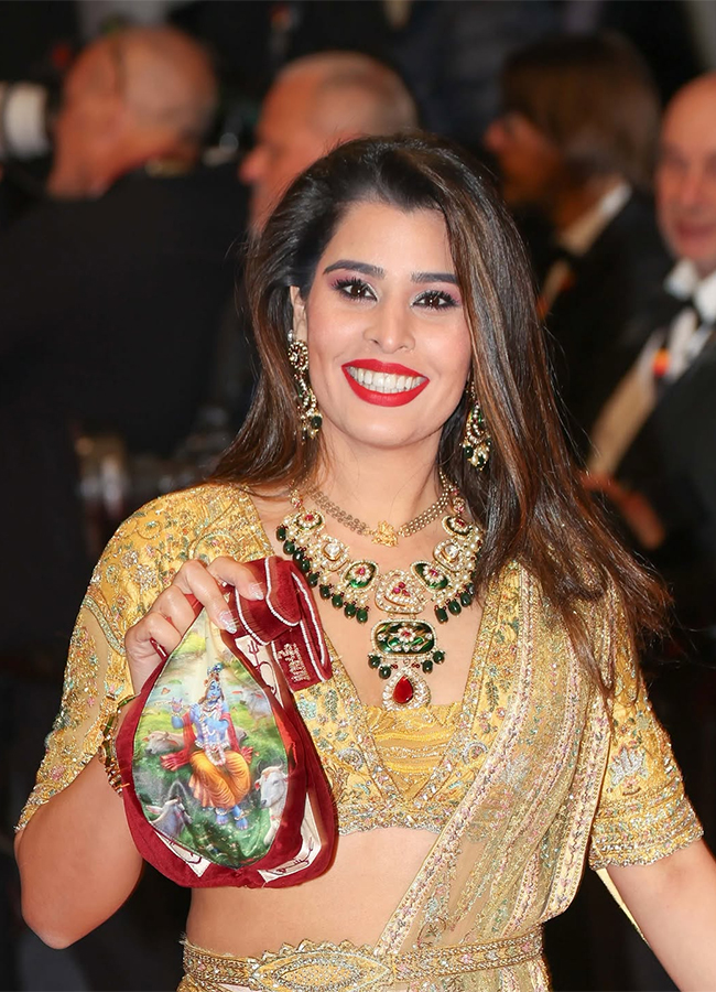 Cannes 2026 : Aarti Khetarpal wore Vrindavan themed Lehenga10