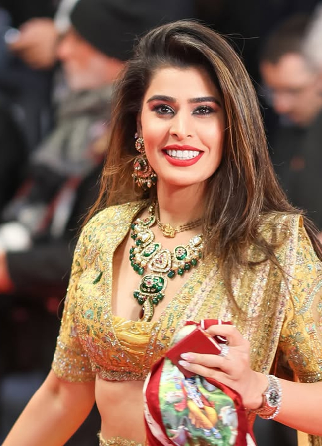 Cannes 2026 : Aarti Khetarpal wore Vrindavan themed Lehenga12