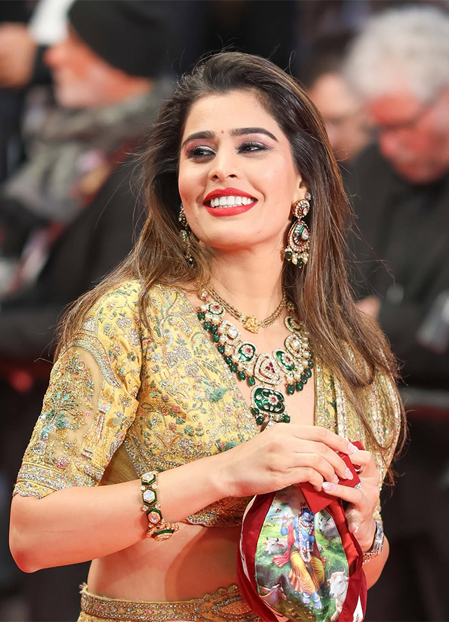Cannes 2026 : Aarti Khetarpal wore Vrindavan themed Lehenga14