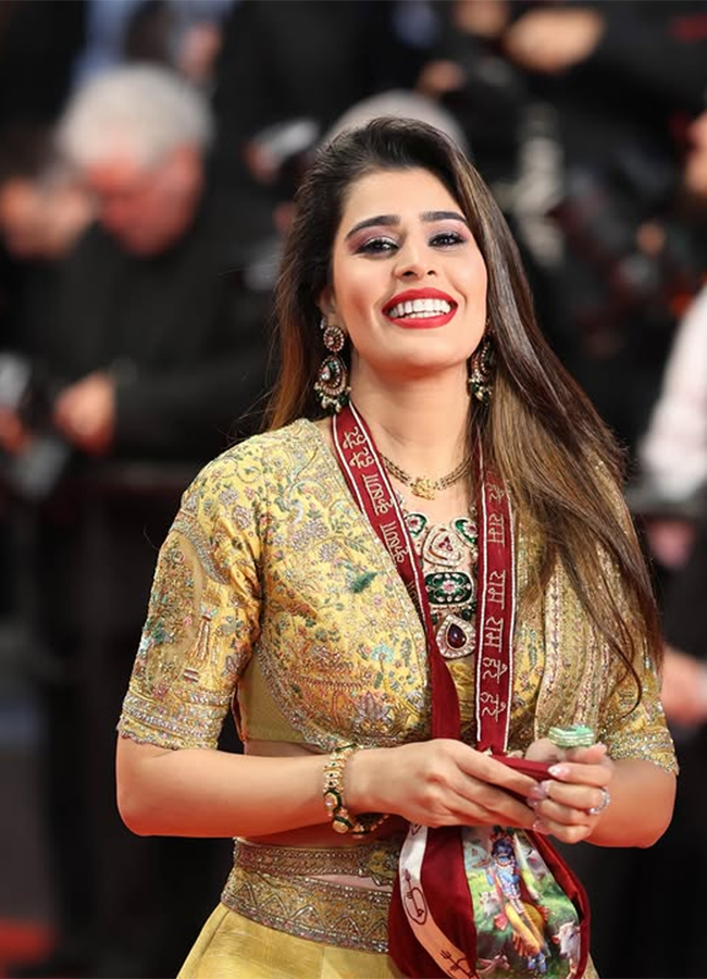 Cannes 2026 : Aarti Khetarpal wore Vrindavan themed Lehenga17