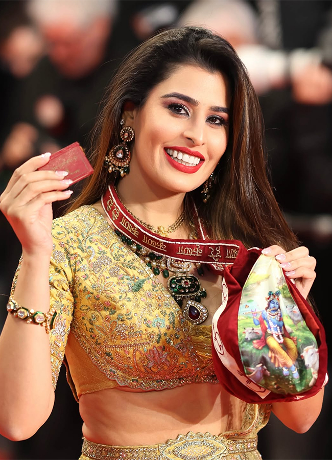 Cannes 2026 : Aarti Khetarpal wore Vrindavan themed Lehenga3