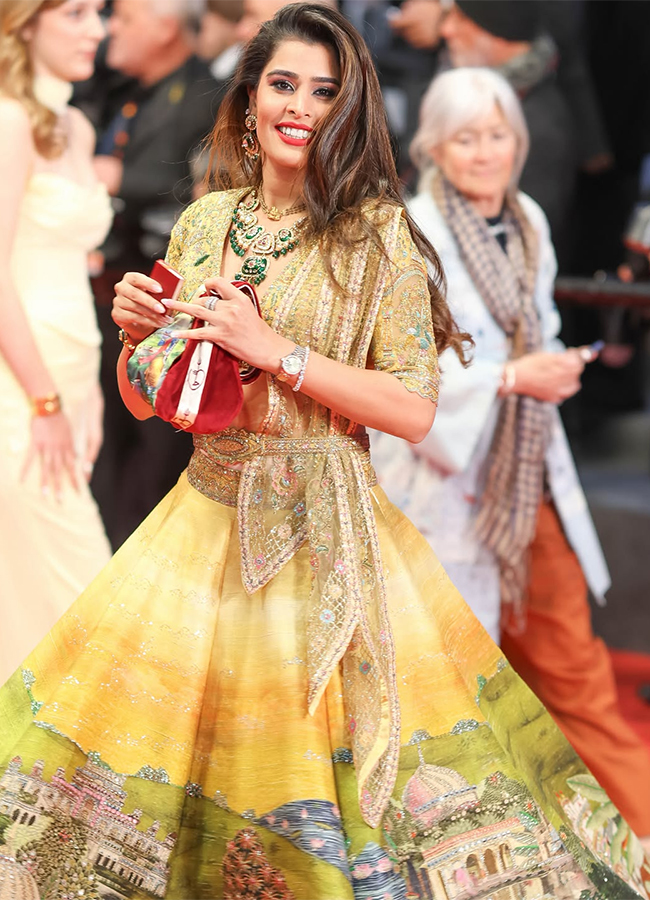 Cannes 2026 : Aarti Khetarpal wore Vrindavan themed Lehenga7