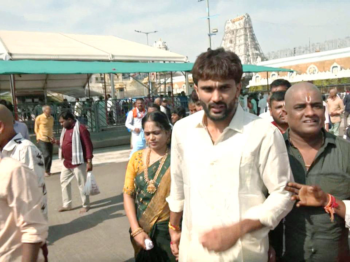 Indian Cricketer Nitish Kumar Reddy Visited Tirumala10