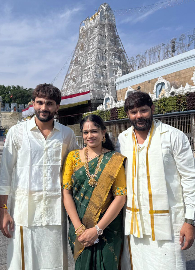 Indian Cricketer Nitish Kumar Reddy Visited Tirumala12