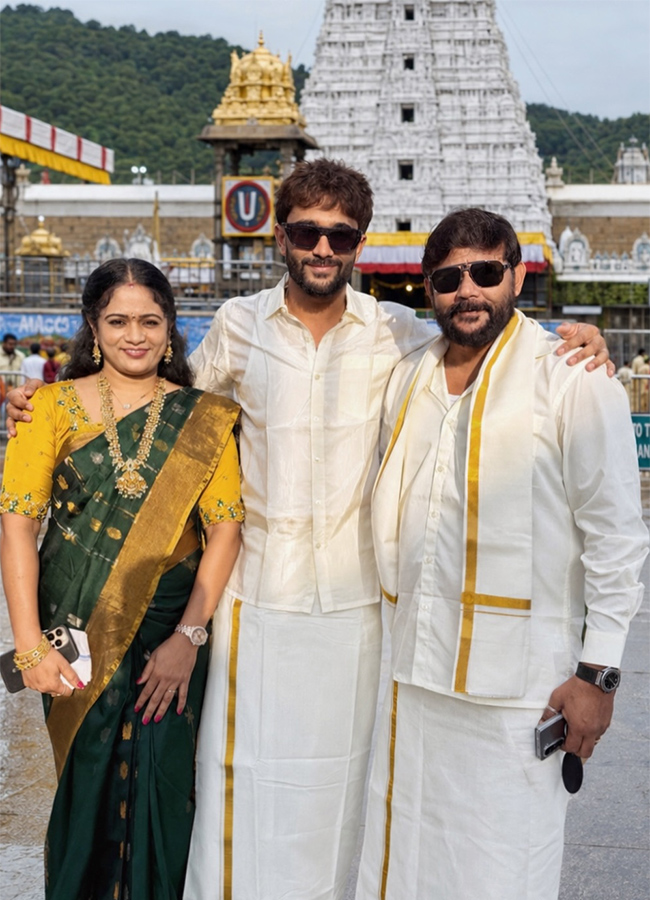 Indian Cricketer Nitish Kumar Reddy Visited Tirumala13