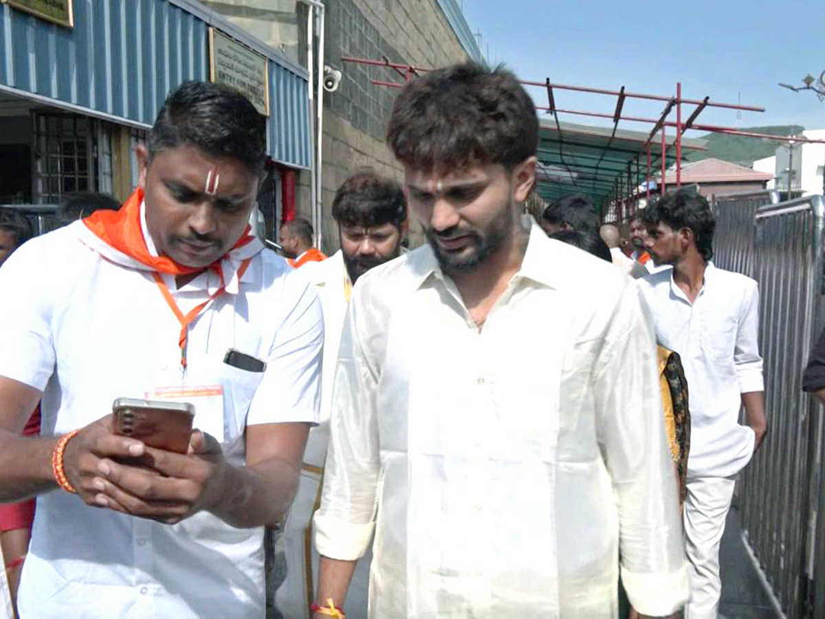 Indian Cricketer Nitish Kumar Reddy Visited Tirumala4