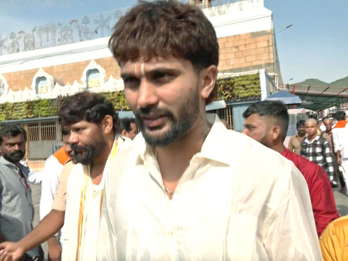Indian Cricketer Nitish Kumar Reddy Visited Tirumala5