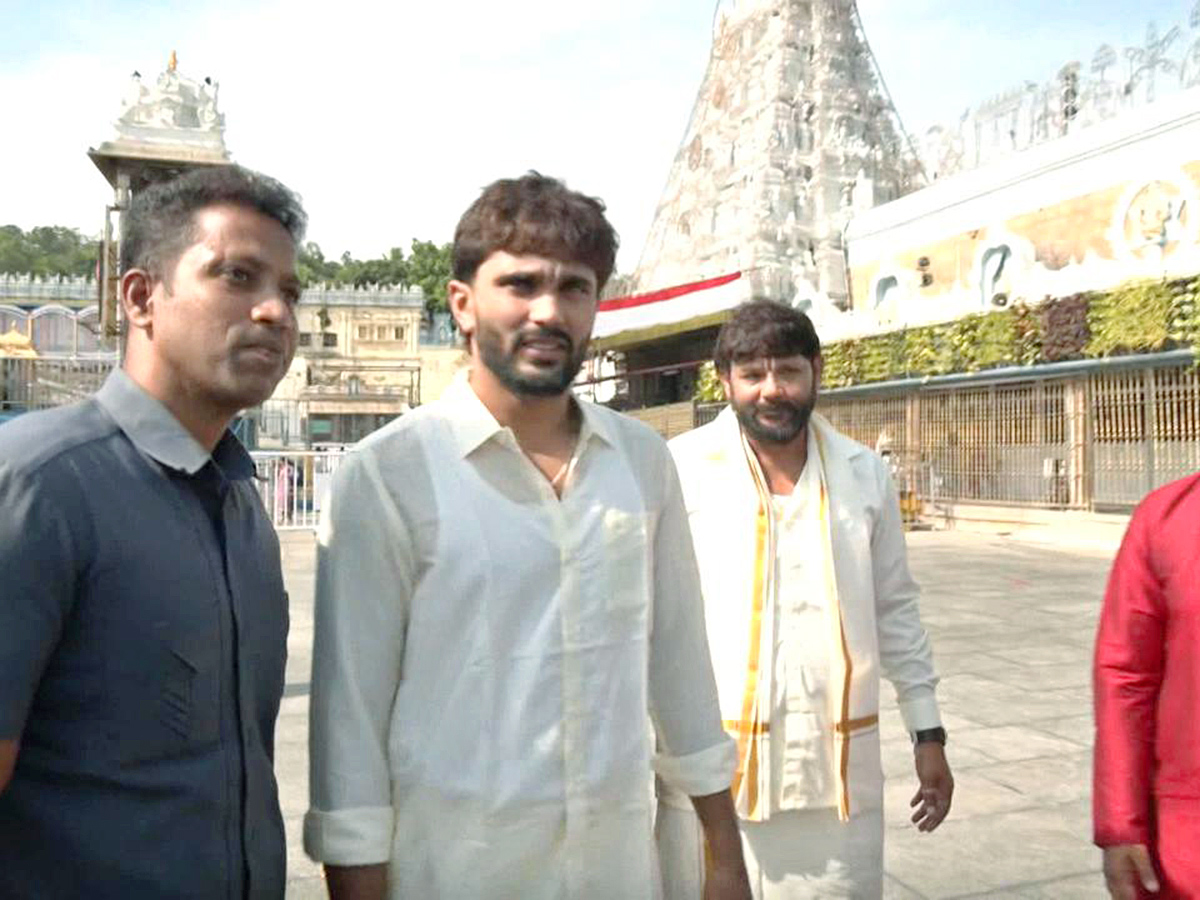 Indian Cricketer Nitish Kumar Reddy Visited Tirumala6