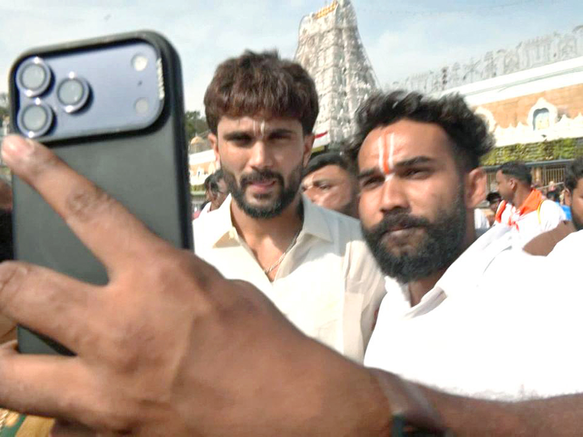 Indian Cricketer Nitish Kumar Reddy Visited Tirumala8