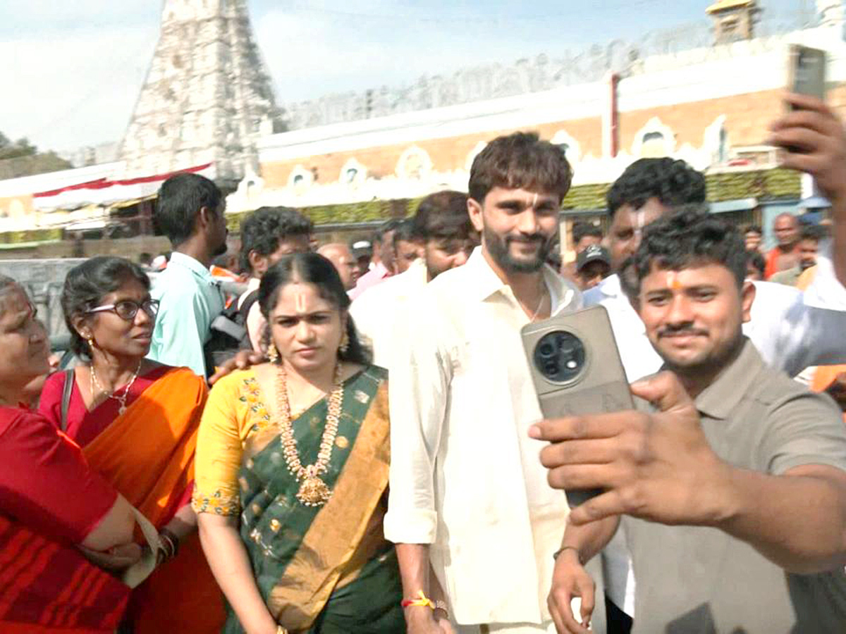 Indian Cricketer Nitish Kumar Reddy Visited Tirumala9