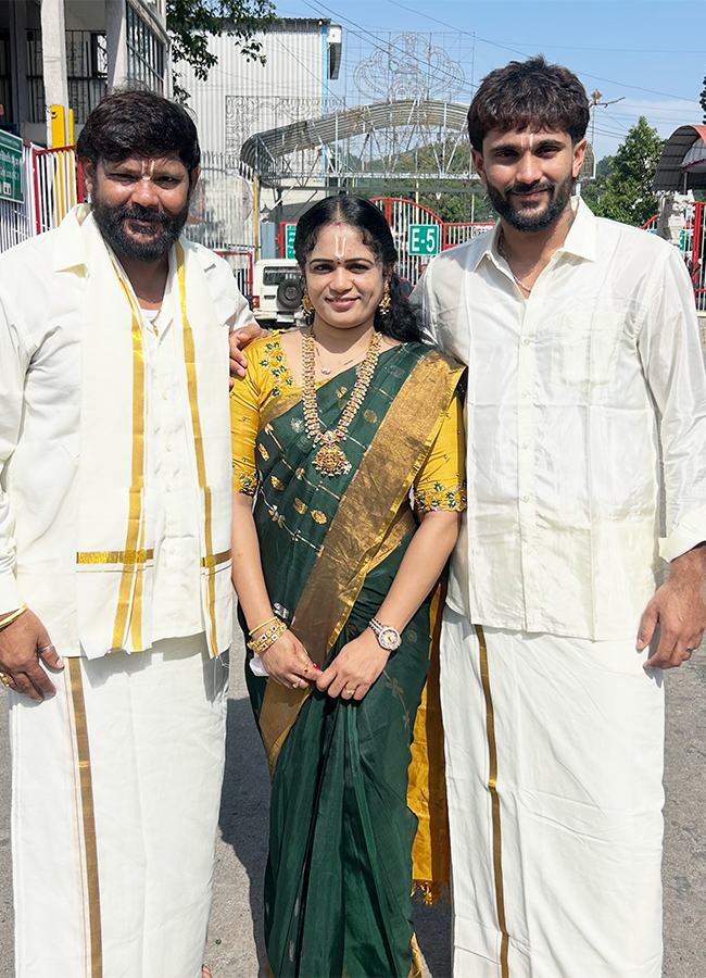 Indian Cricketer Nitish Kumar Reddy Visited Tirumala16