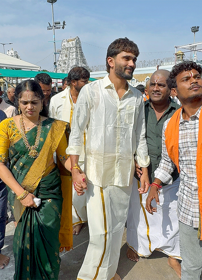 Indian Cricketer Nitish Kumar Reddy Visited Tirumala17